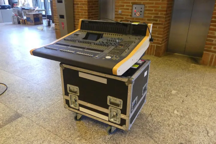 Yamaha - Digitales Mischpult auf fahrbarem Flightcase, inkl. Leercase Modell: DM2000